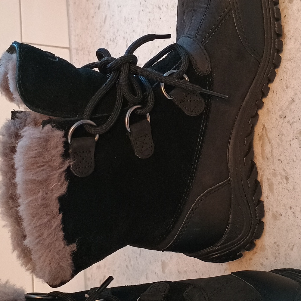 Woman's Size 7 UGG Ostrander Winter Black Waterproof Boots with Sheepskin Lining - Picture 12 of 12